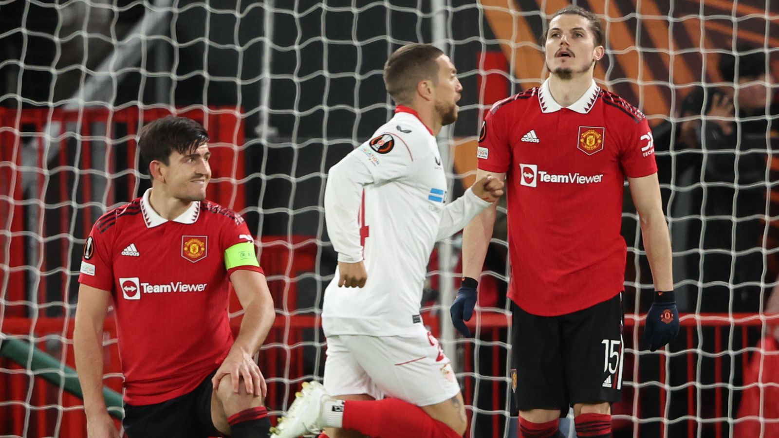 Man Utd thua đậm Sevilla 0-3 và bị loại ở tứ kết Europa League